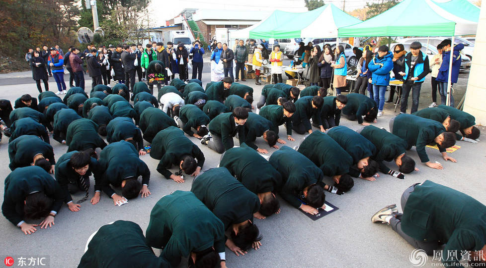 韩国高考日众人下跪为考生加油
